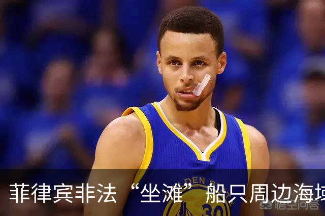 菲律宾非法“坐滩”船只周边海域出现大量垃圾，中国海警组织打捞